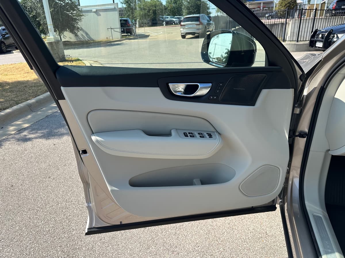 2026 Volvo XC60 - Image 17