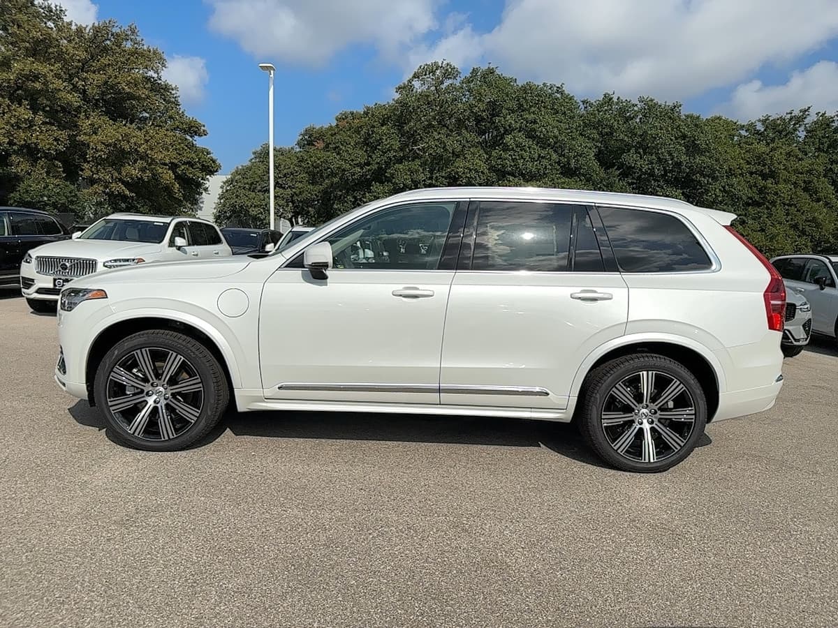 2025 Volvo XC90 plug-in hybrid - Image 3