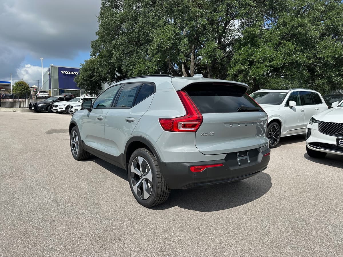 2026 Volvo XC40 - Image 4