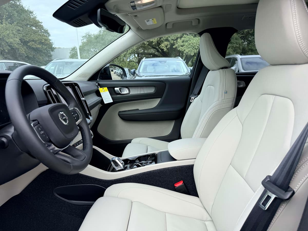 2026 Volvo XC40 - Image 12