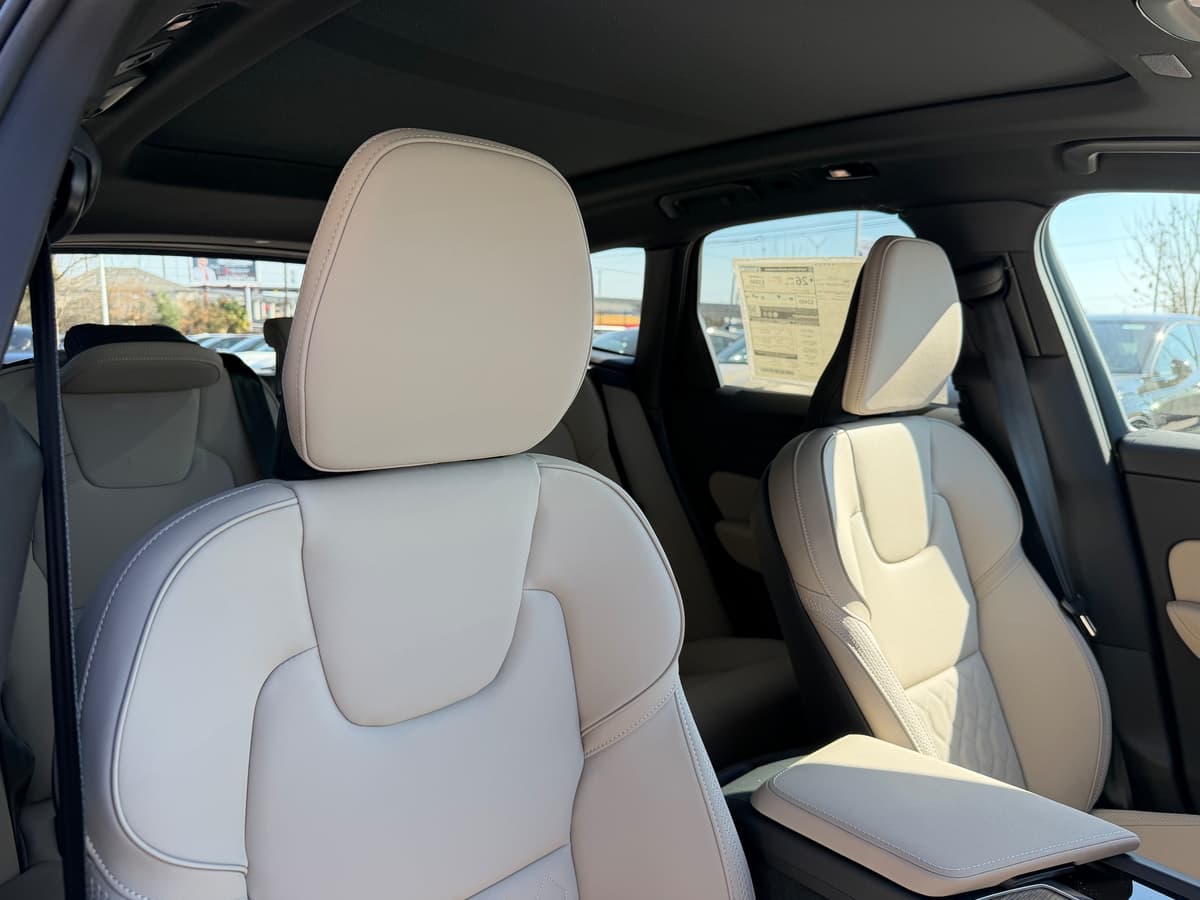 2026 Volvo XC60 - Image 9