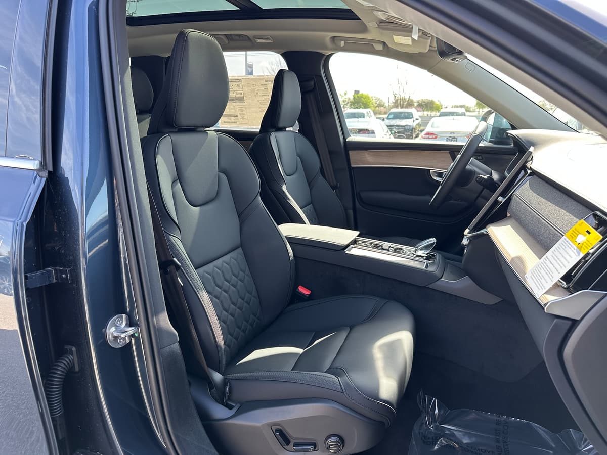 2025 Volvo XC90 plug-in hybrid - Image 8