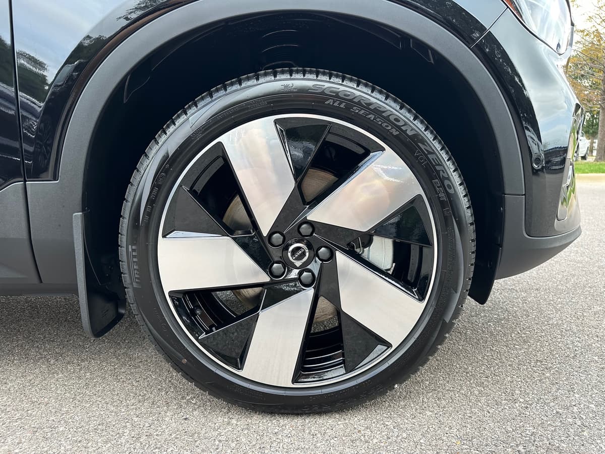 2026 Volvo EX40 - Image 7