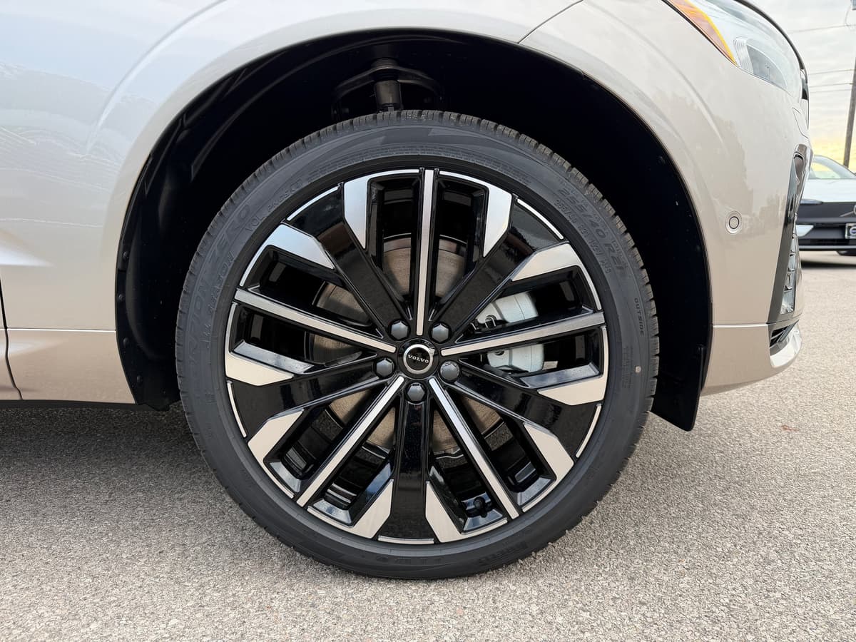 2026 Volvo XC60 plug-in hybrid - Image 7