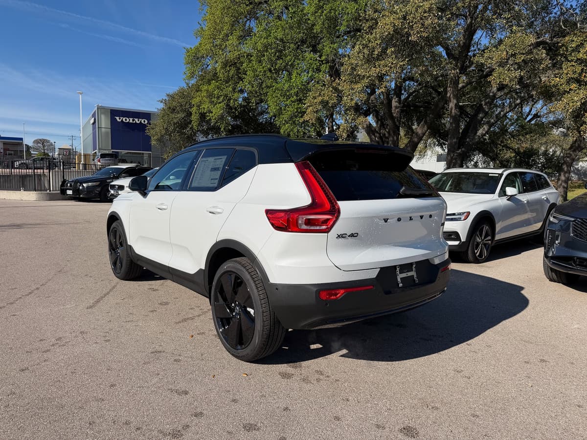 2026 Volvo XC40 - Image 4