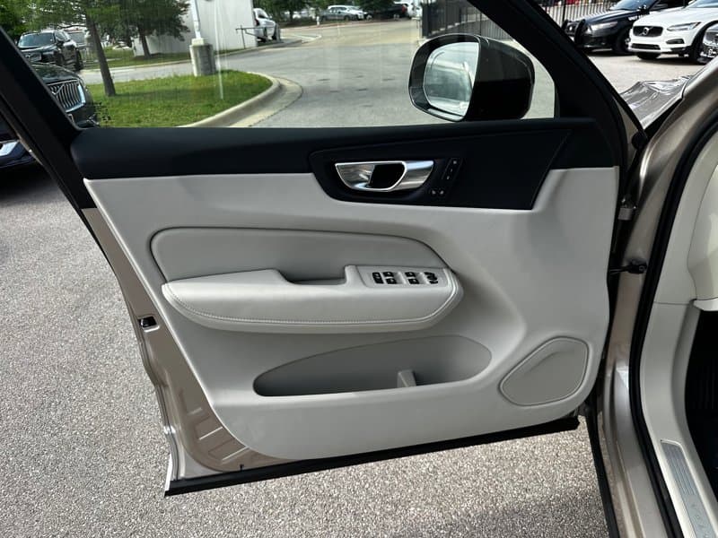 2025 Volvo XC60 - Image 15