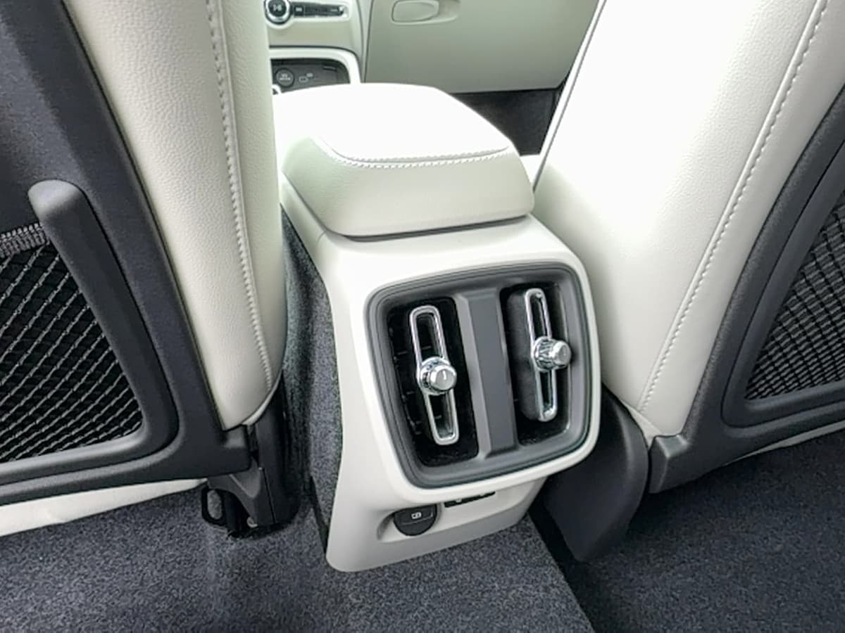 2026 Volvo XC40 - Image 17