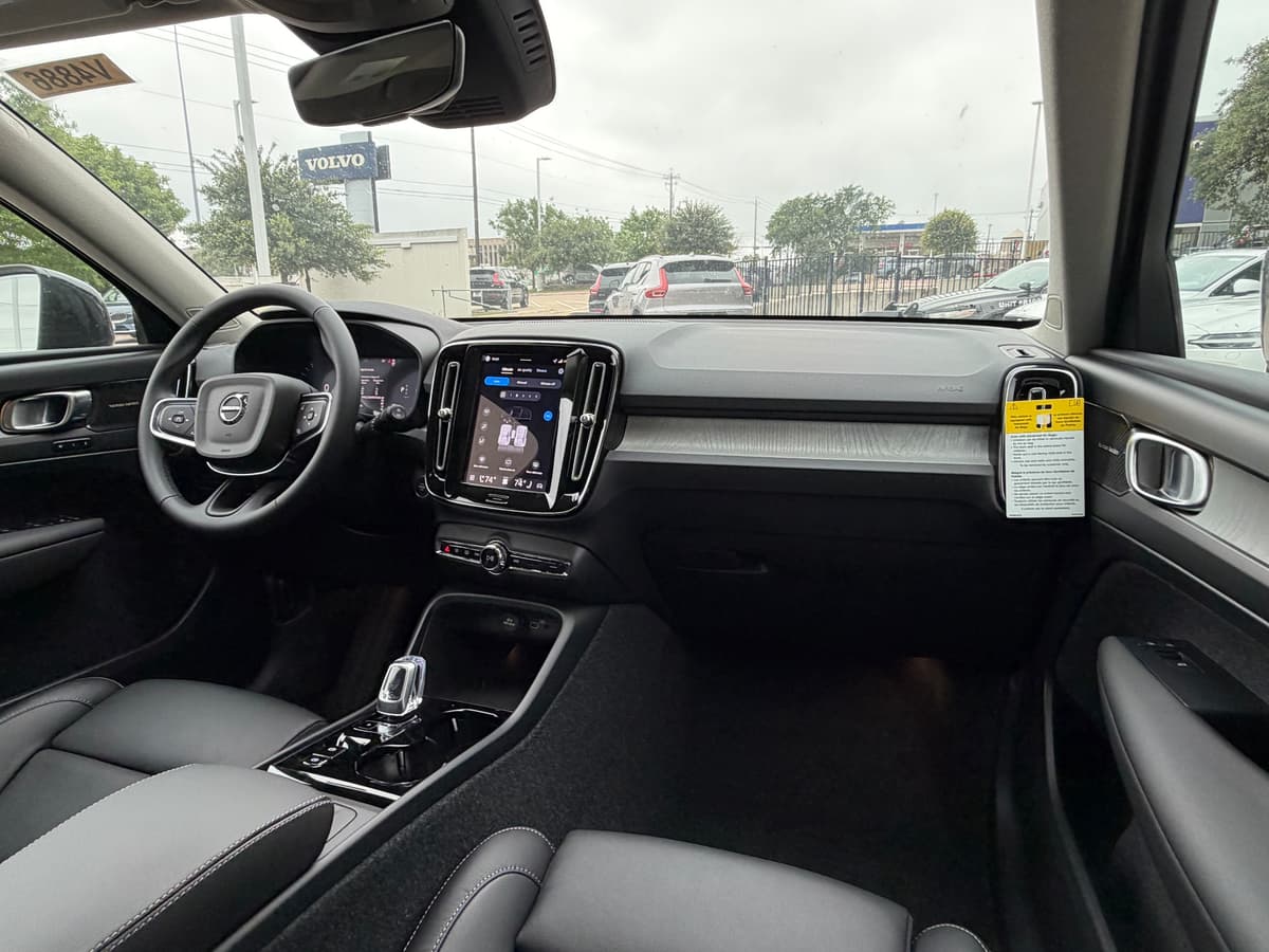 2026 Volvo XC40 - Image 9