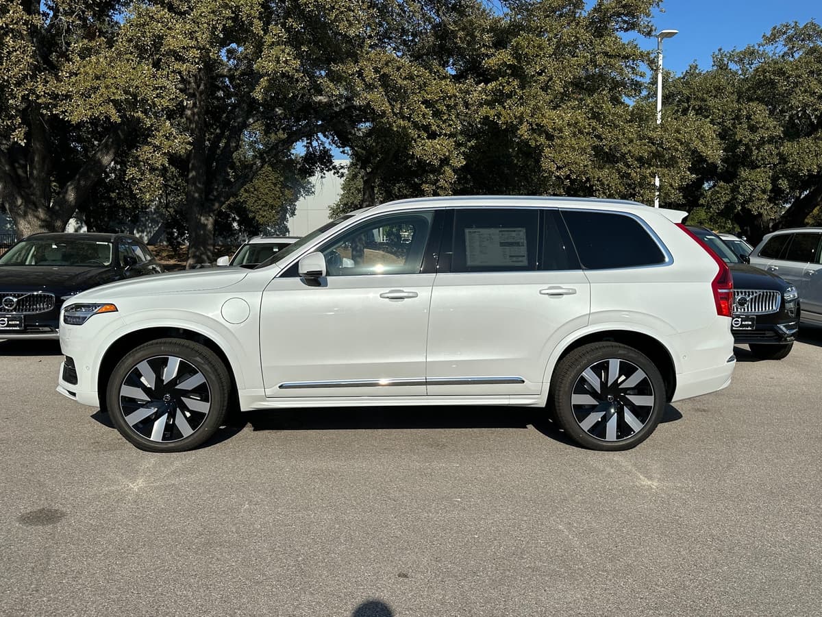 2025 Volvo XC90 plug-in hybrid - Image 3