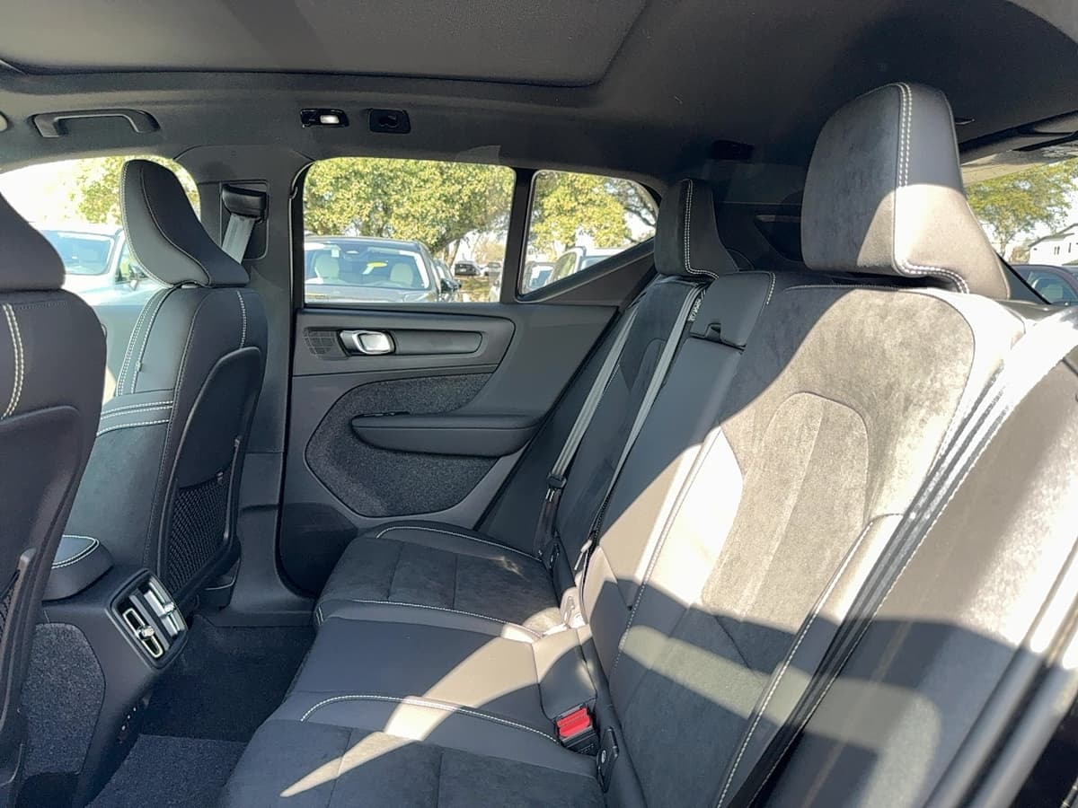 2026 Volvo XC40 - Image 14