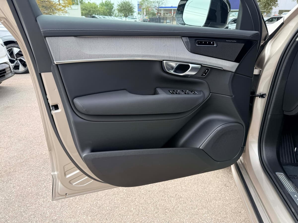 2026 Volvo XC90 - Image 11