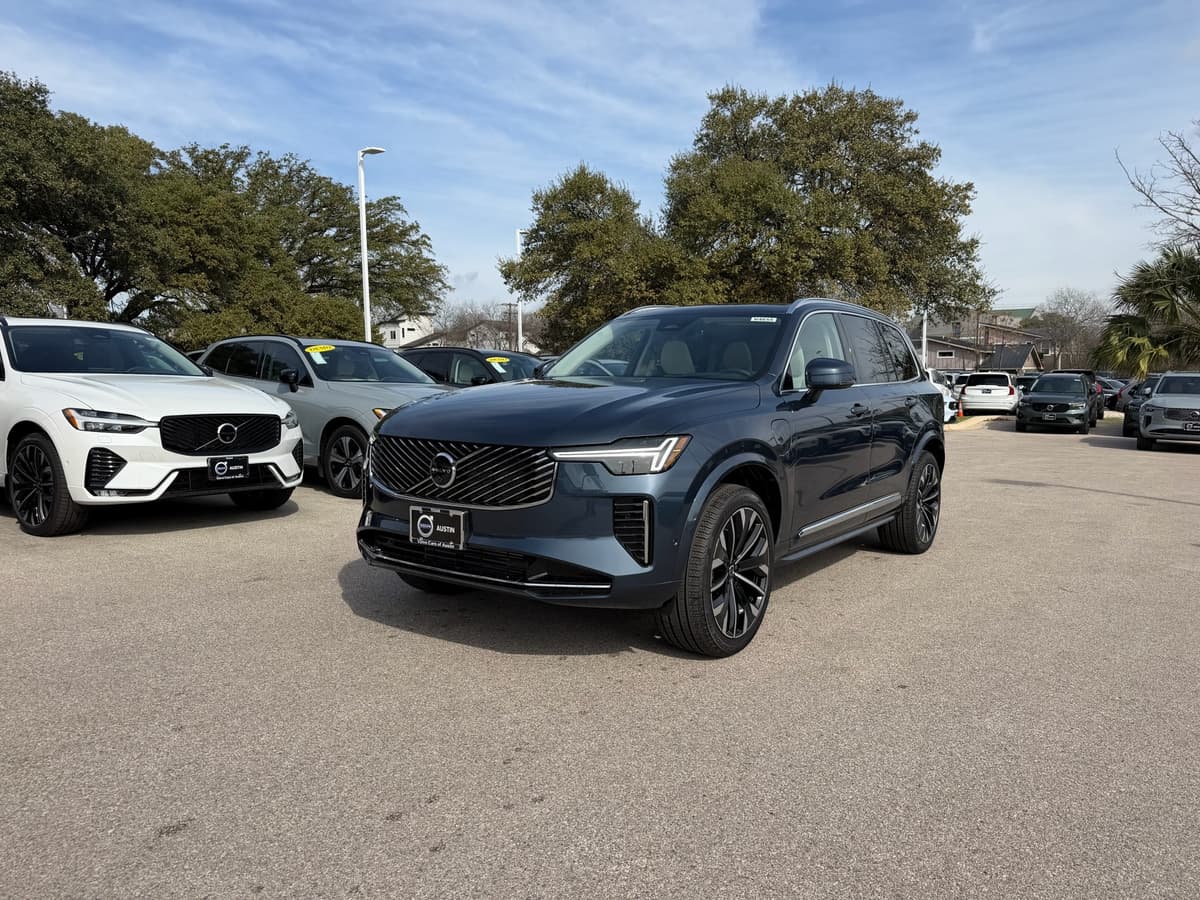 2026 Volvo XC90 plug-in hybrid - Image 2