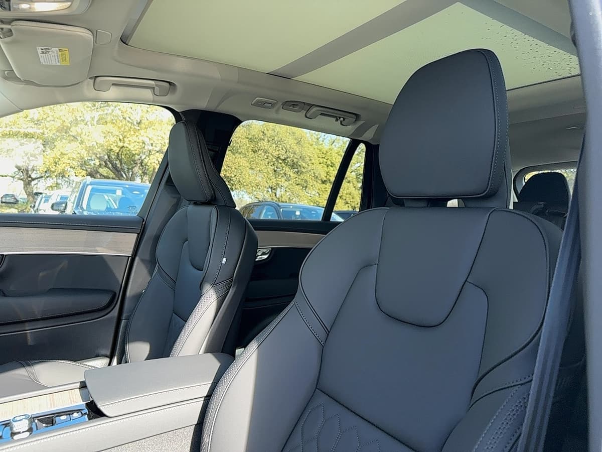 2025 Volvo XC90 plug-in hybrid - Image 13