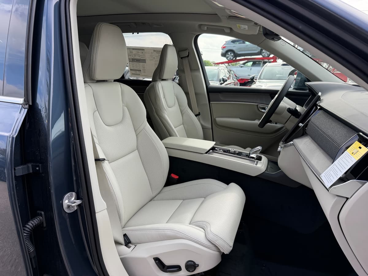 2026 Volvo XC90 plug-in hybrid - Image 8