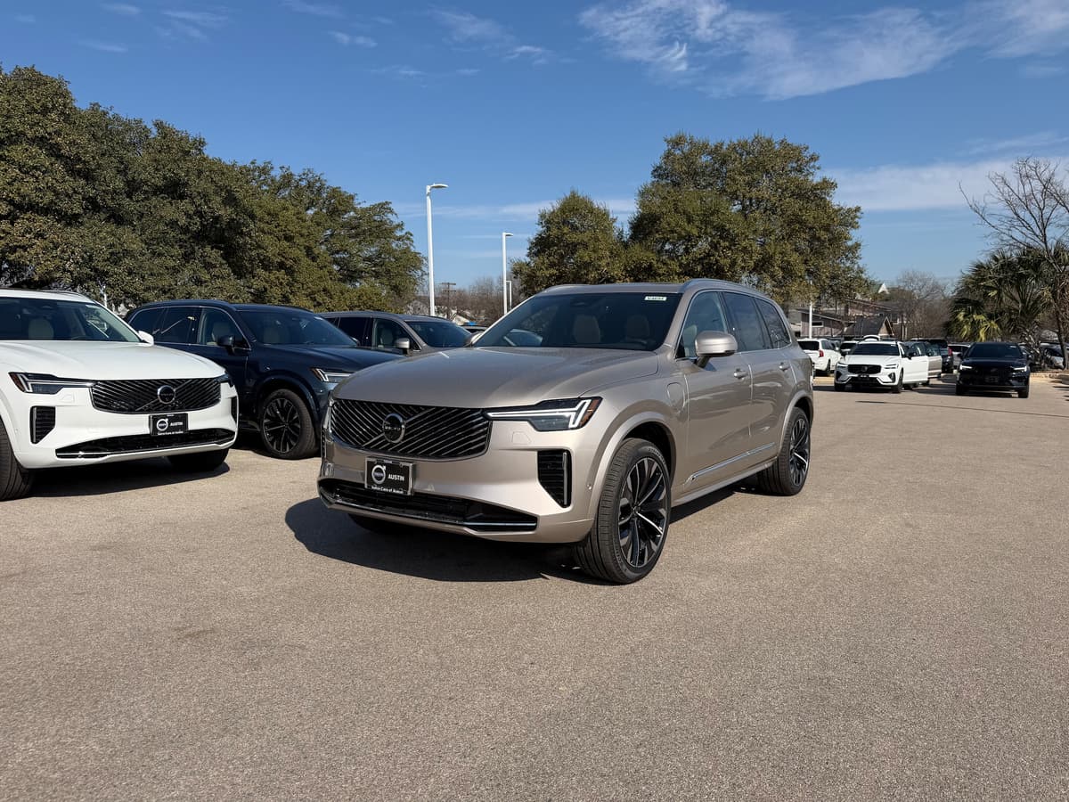 2026 Volvo XC90 plug-in hybrid - Image 2