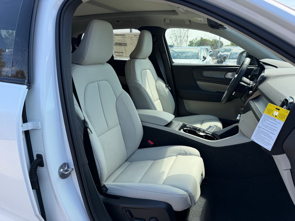 2026 Volvo XC40 - Image 8