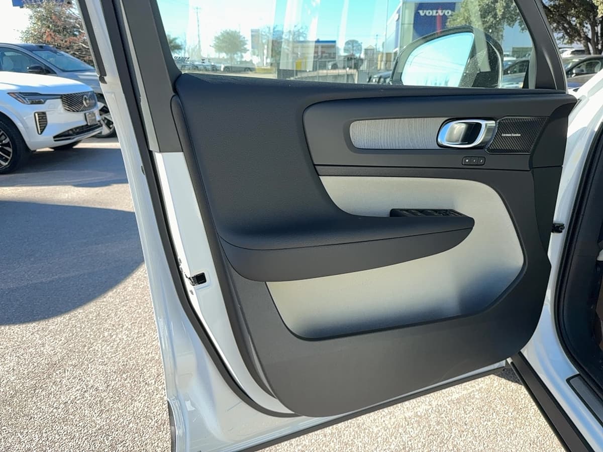 2026 Volvo XC40 - Image 10