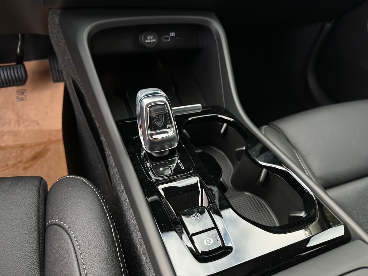 2025 Volvo XC40 - Image 12