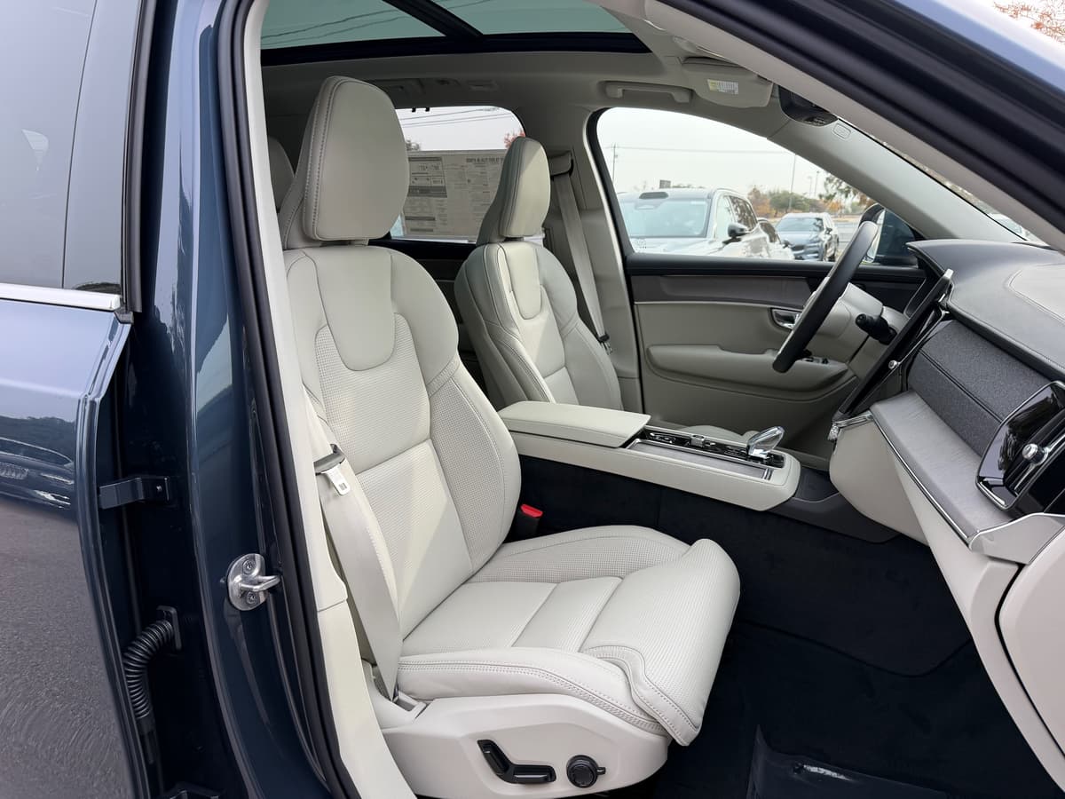 2026 Volvo XC90 plug-in hybrid - Image 8