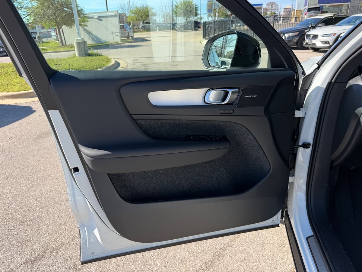 2026 Volvo XC40 - Image 17