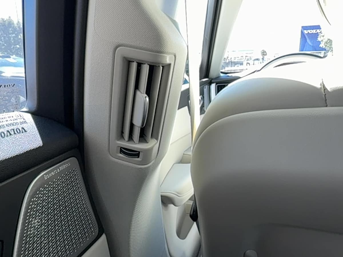 2026 Volvo XC60 - Image 16