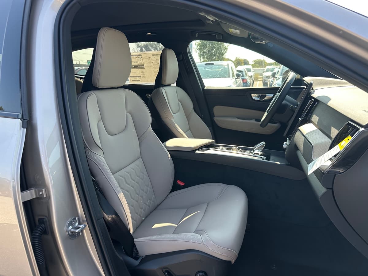 2026 Volvo XC60 - Image 8