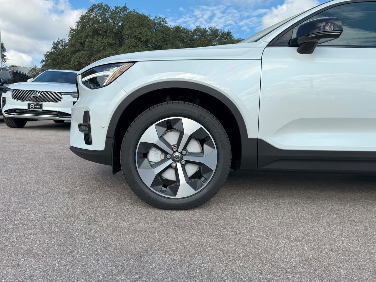 2026 Volvo XC40 - Image 10