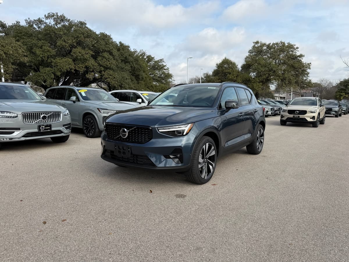 2026 Volvo XC40 - Image 2