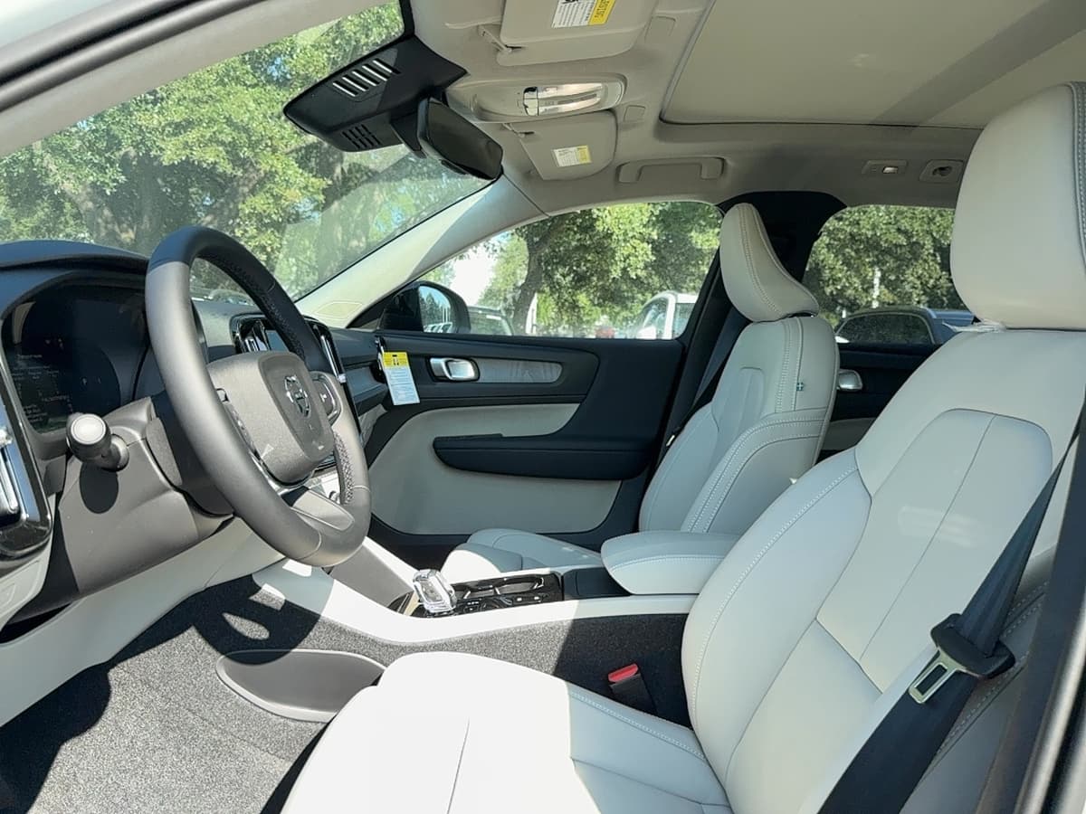 2026 Volvo XC40 - Image 12