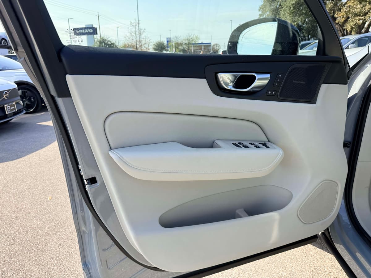 2026 Volvo XC60 - Image 10