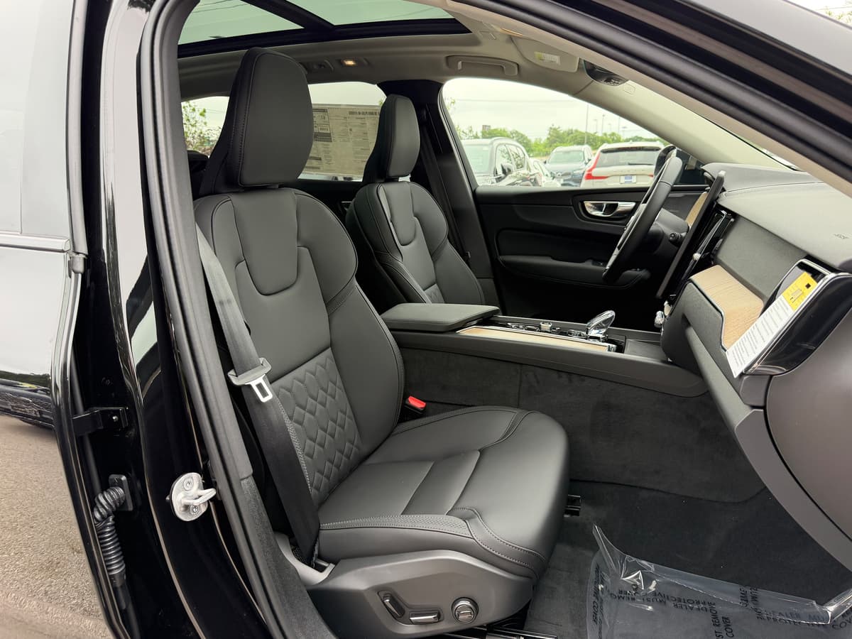 2026 Volvo XC60 plug-in hybrid - Image 7