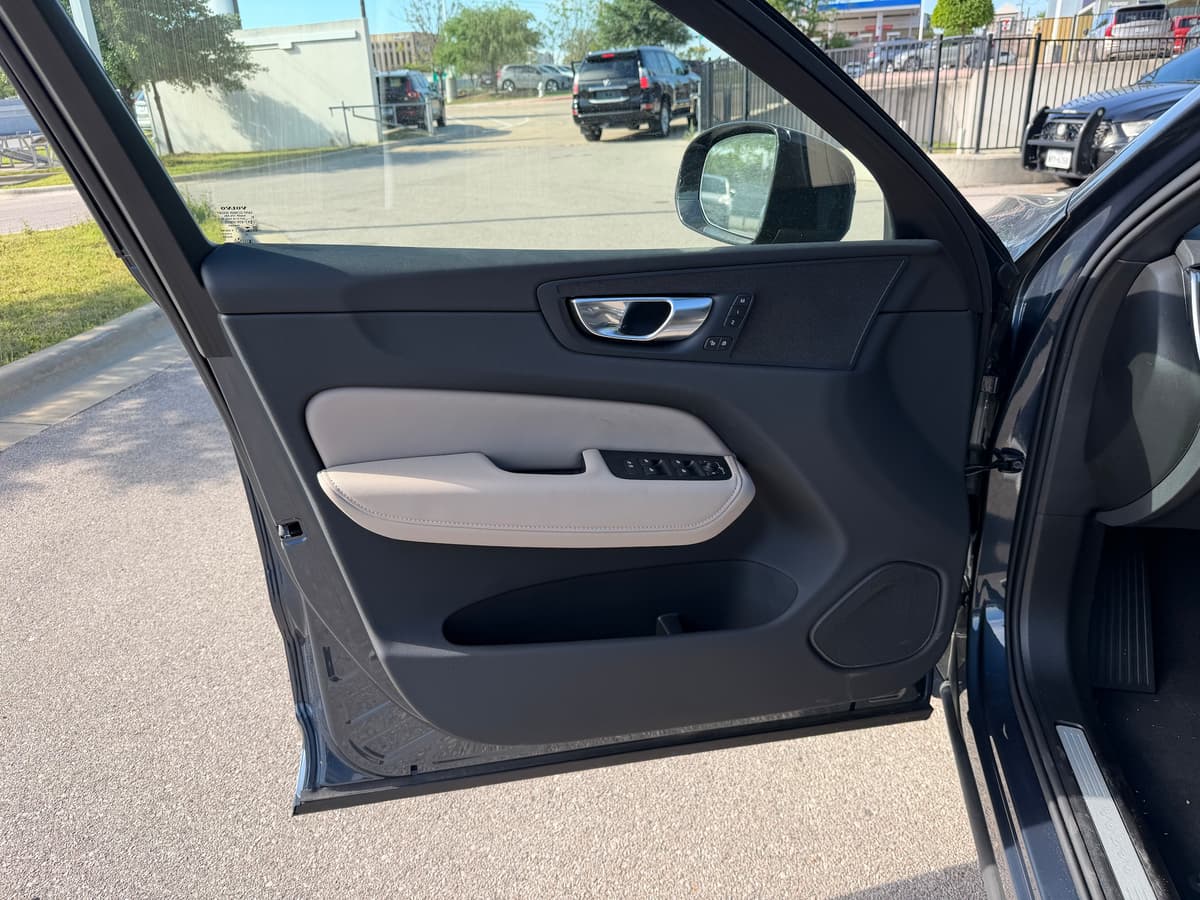 2026 Volvo XC60 plug-in hybrid - Image 16