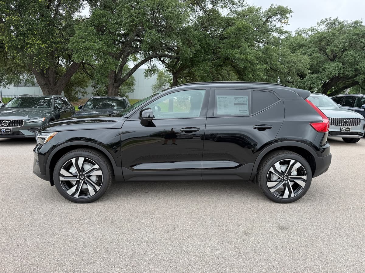 2026 Volvo XC40 - Image 2