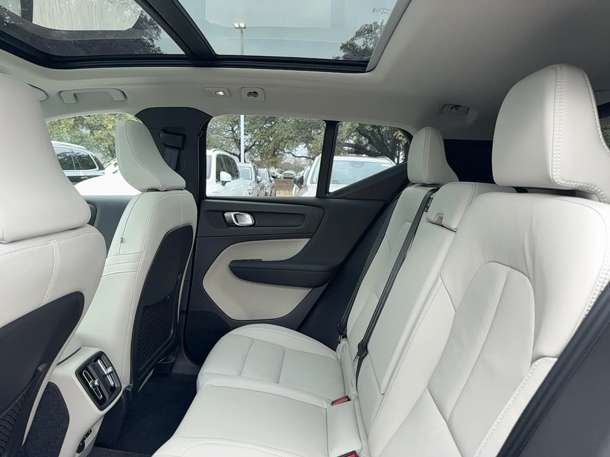 2026 Volvo XC40 - Image 15