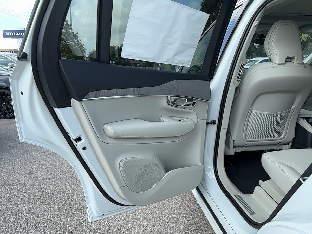2025 Volvo XC90 plug-in hybrid - Image 16