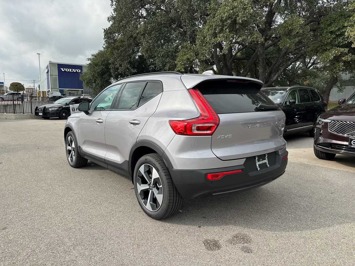 2026 Volvo XC40 - Image 4