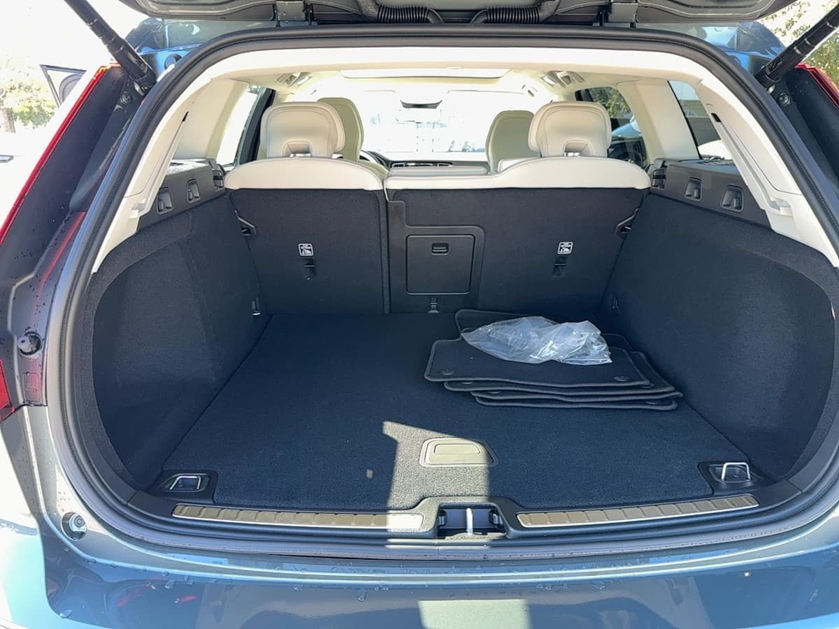 2026 Volvo V60 Cross Country - Image 25