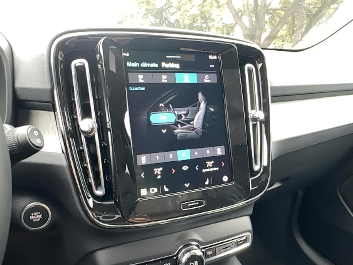 2025 Volvo XC40 - Image 21