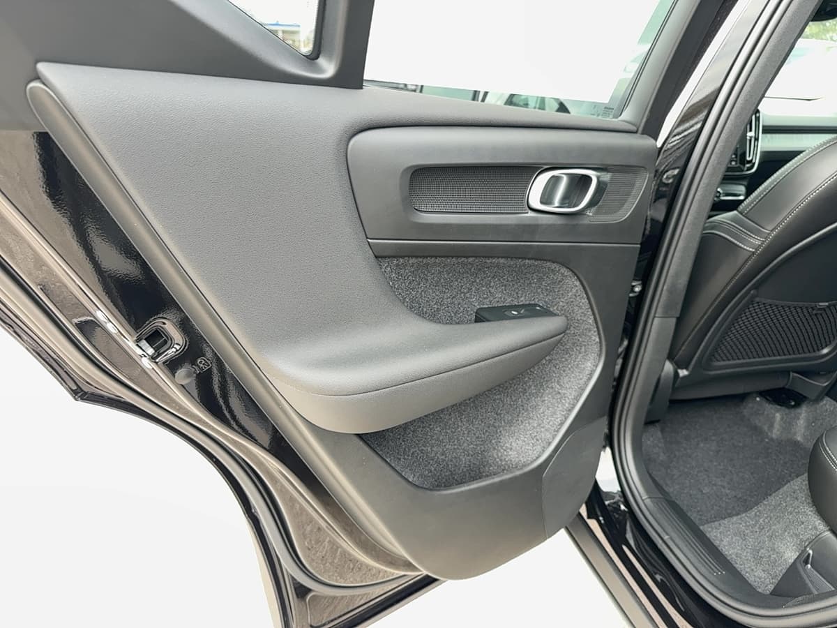 2026 Volvo XC40 - Image 14