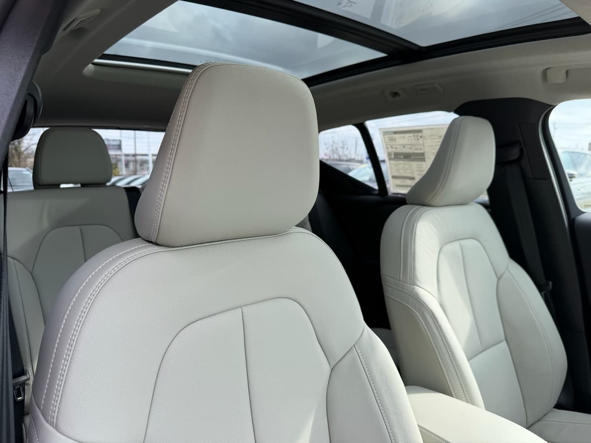 2026 Volvo XC40 - Image 9