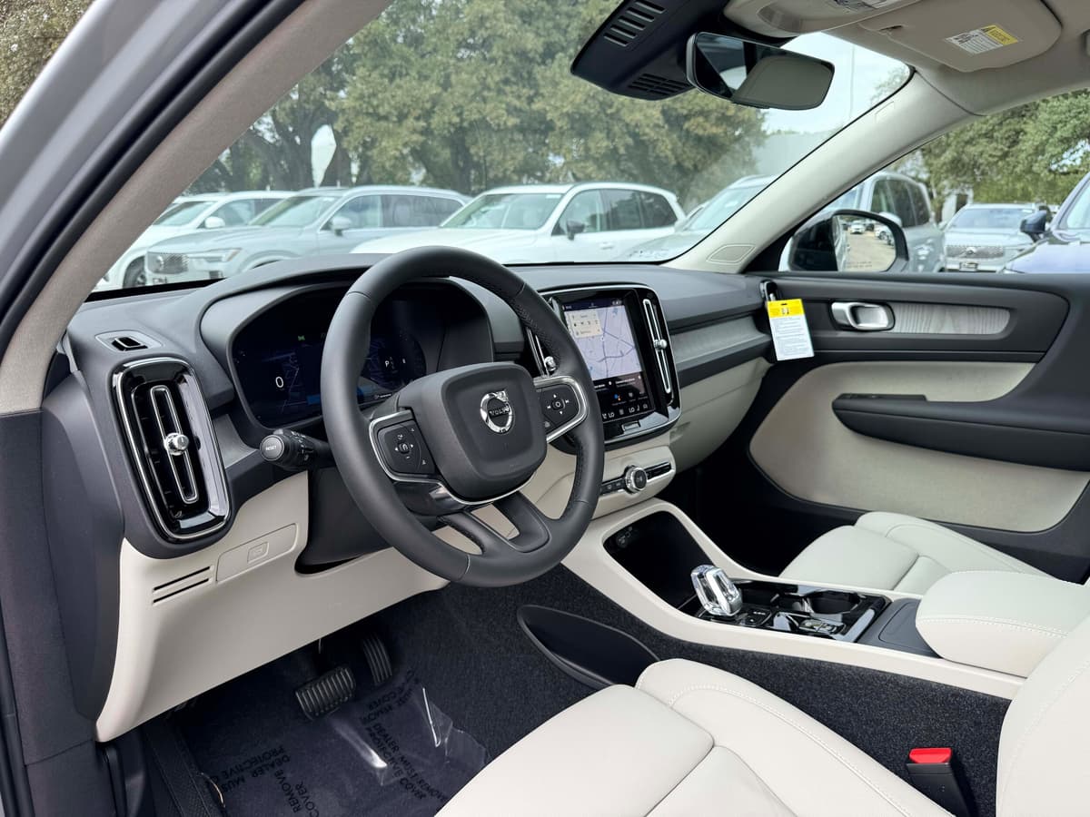 2026 Volvo XC40 - Image 11