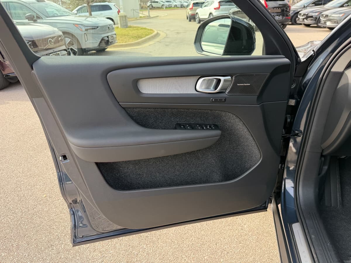 2026 Volvo XC40 - Image 17