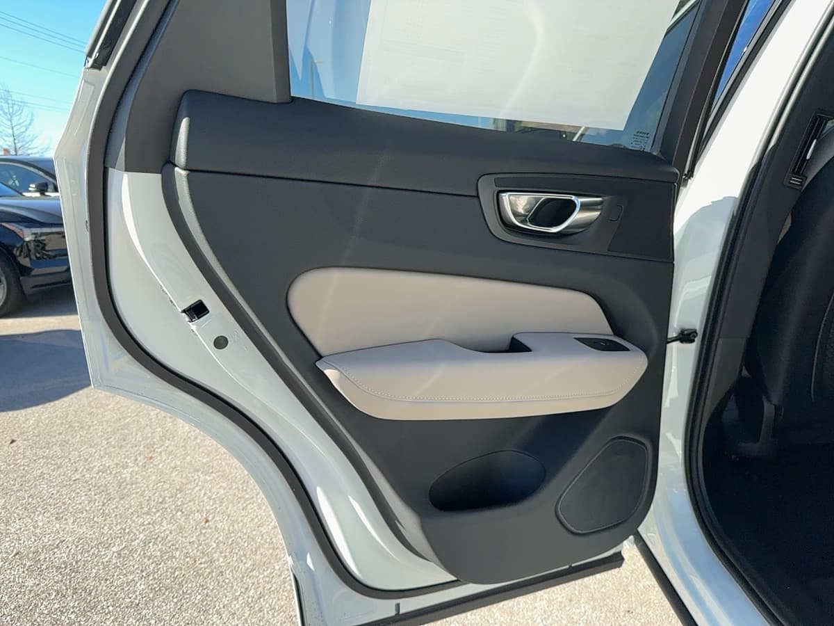 2026 Volvo XC60 - Image 13