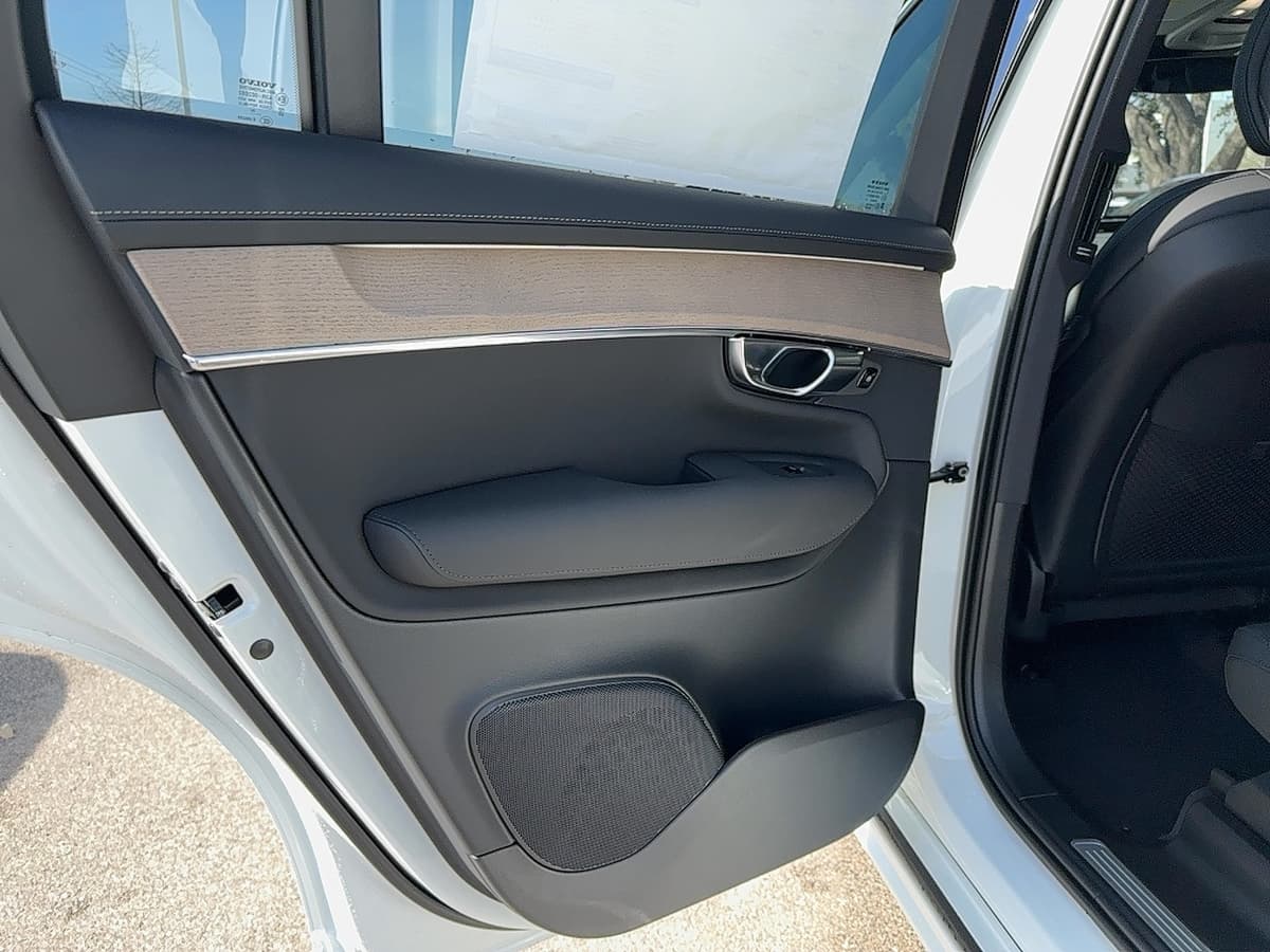 2025 Volvo XC90 plug-in hybrid - Image 15