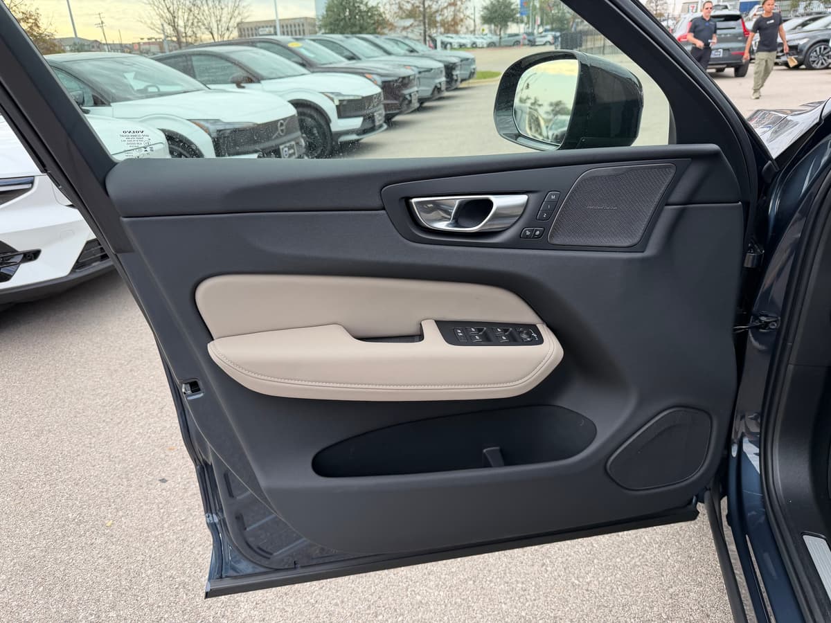 2026 Volvo XC60 - Image 17