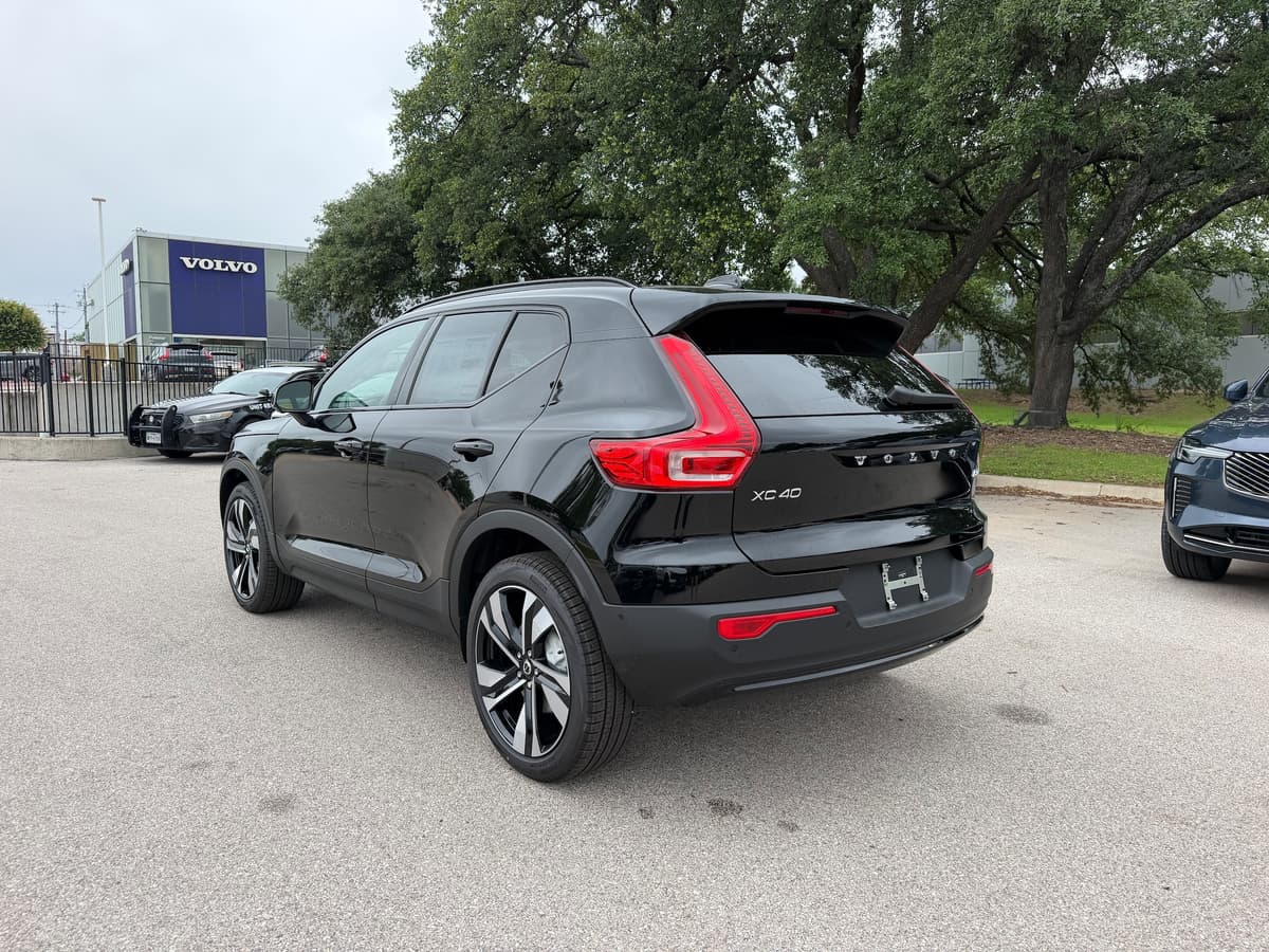 2026 Volvo XC40 - Image 3