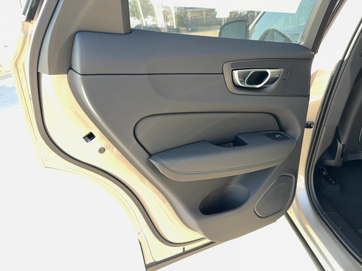 2026 Volvo XC60 - Image 11