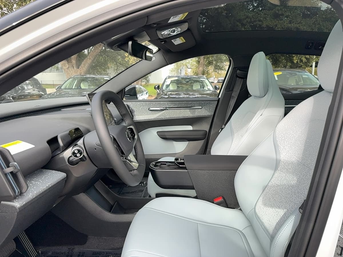 2026 Volvo EX30 - Image 13