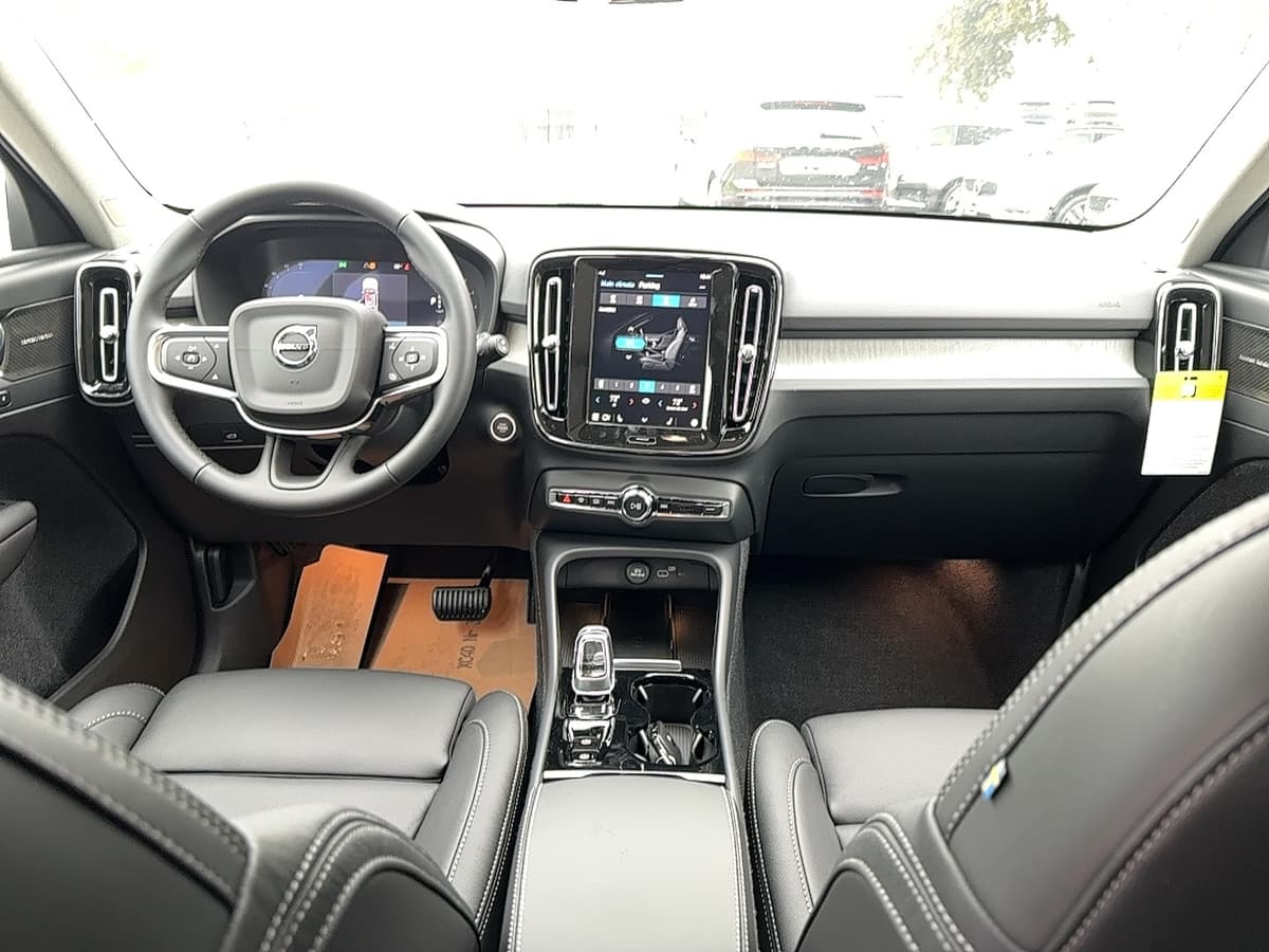 2025 Volvo XC40 - Image 17