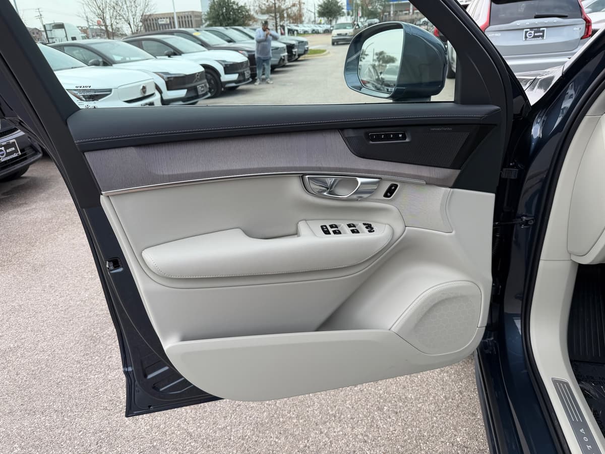 2026 Volvo XC90 - Image 17